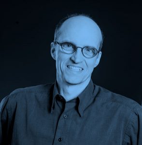 Patrick, Mitarbeiter der HMS Medizintechnik Bauer GmbH, koordiniert Kundenkontakte, plant Termine und erstellt Angebote für Medizintechnik und Praxisbedarf.