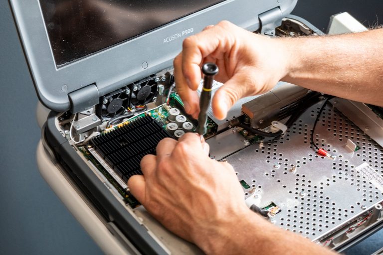 Beispielfoto einer herstellerübergreifenden Reparatur durch Jean Weber, einem hauseigenen Servicetechniker in der Werkstatt der HMS Medizintechnik Bauer GmbH, spezialisiert auf Medizintechnik und Ultraschallgeräte.