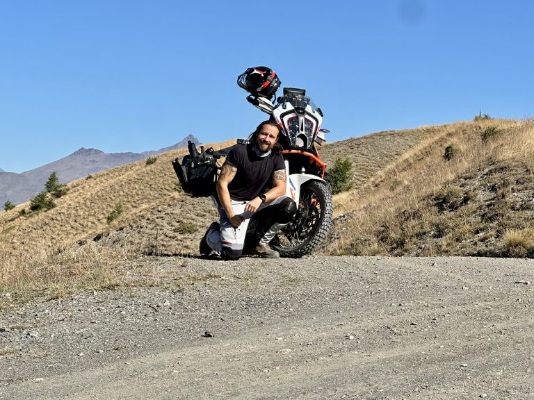 Valentin Bauer, Chef der HMS Medizintechnik Bauer GmbH, mit einem seiner Motorräder, mit denen er auch für das ASB-Biker-Team Karlsruhe Ultraschallgeräte oder Sprechstundenbedarf ausfährt.